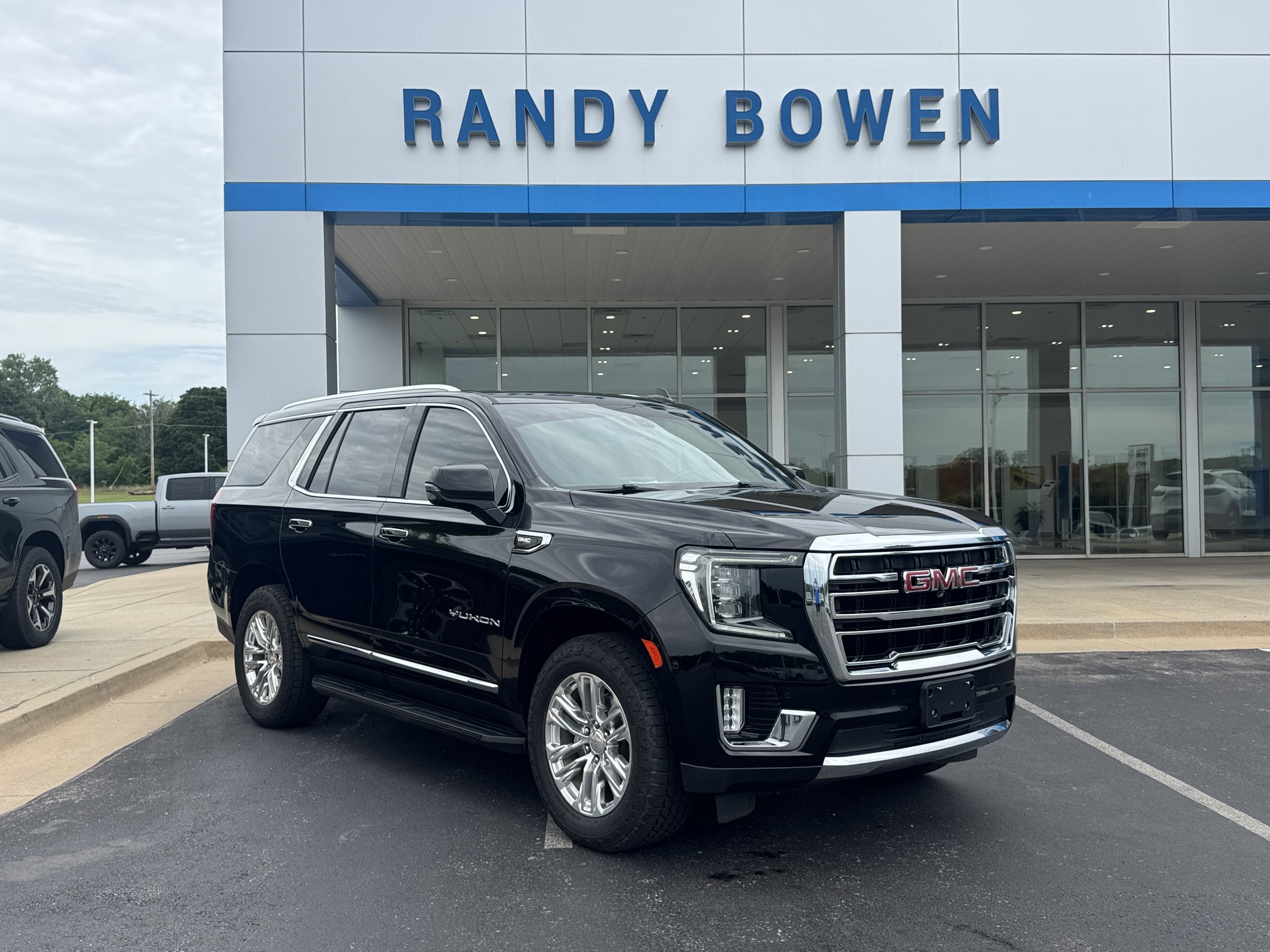 2022 GMC Yukon SLT in Onyx Black — front three-quarter view